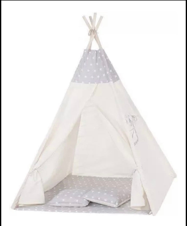 Location tipi avec tapis et coussins