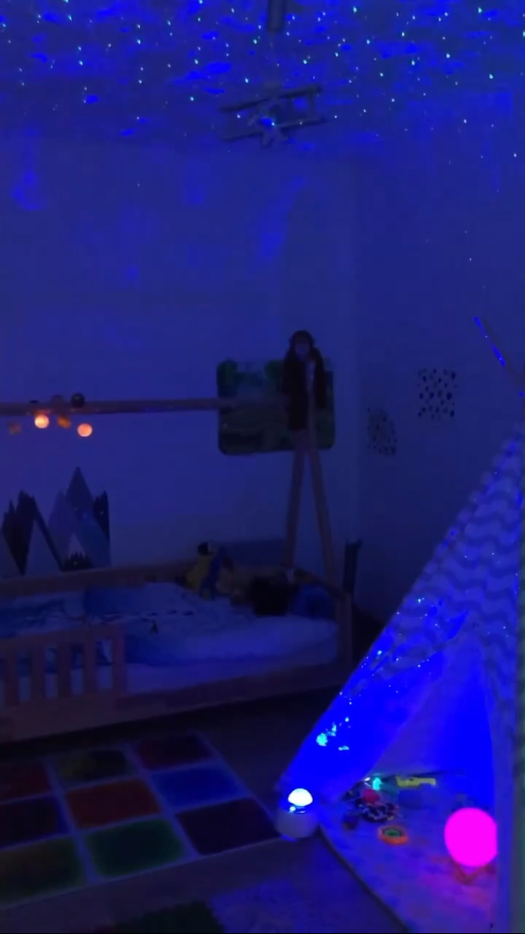 Ma chambre sensorielle snoezelen avec tipi et colonne à bulles