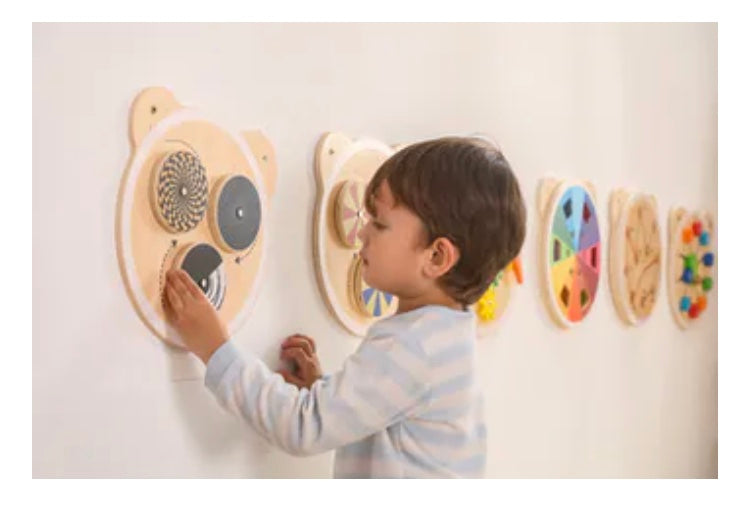 Ours mural sensoriel à vents tournants