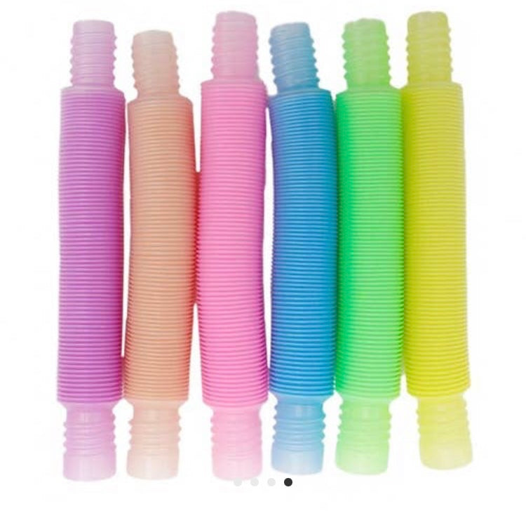 3 tubes qui s’allongent,rétrécissent,s’accrochent. A partir de 3 ans