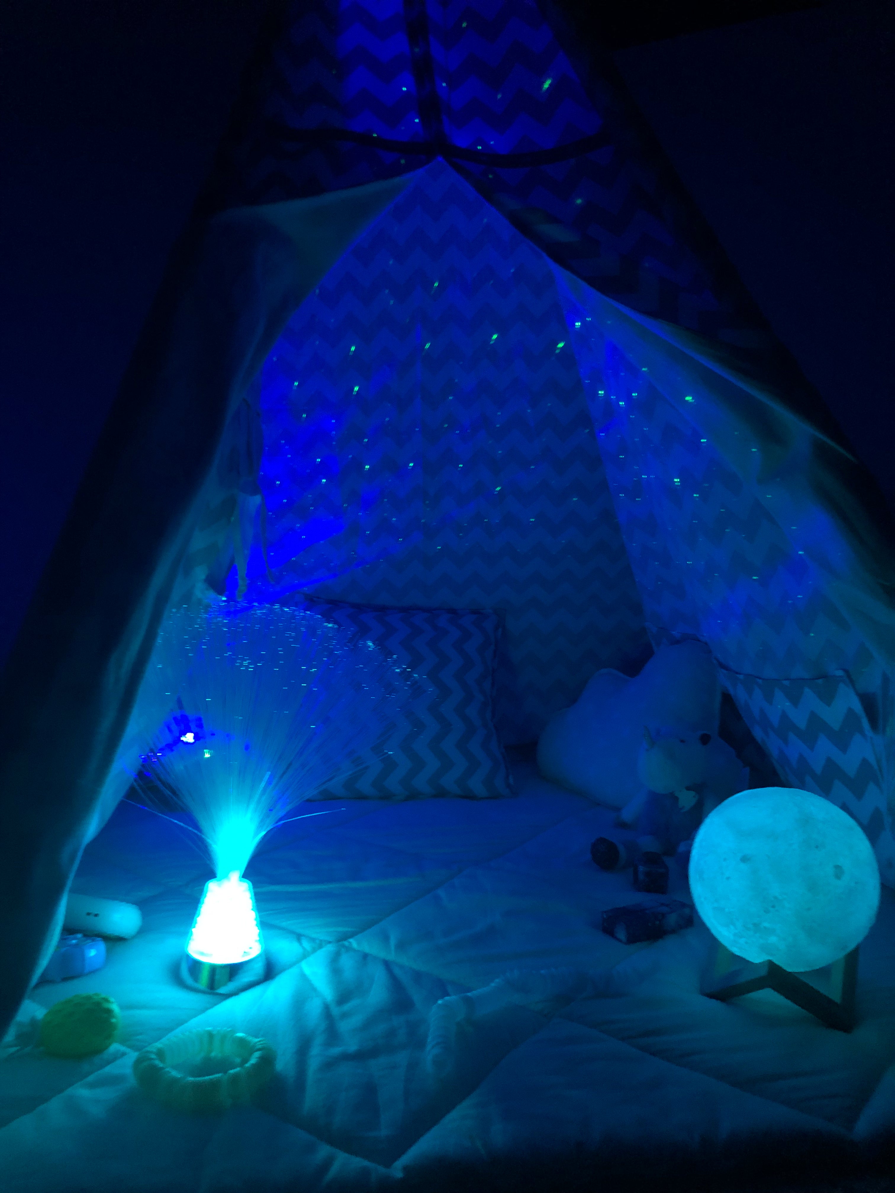 Ma chambre sensorielle snoezelen avec tipi et colonne à bulles